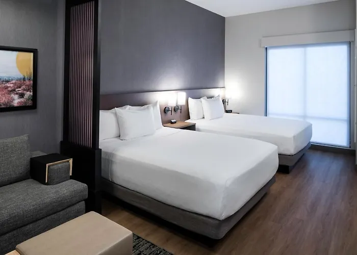 Hyatt Place Phoenix 4*