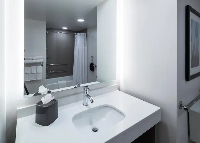 Hyatt Place Phoenix 4*