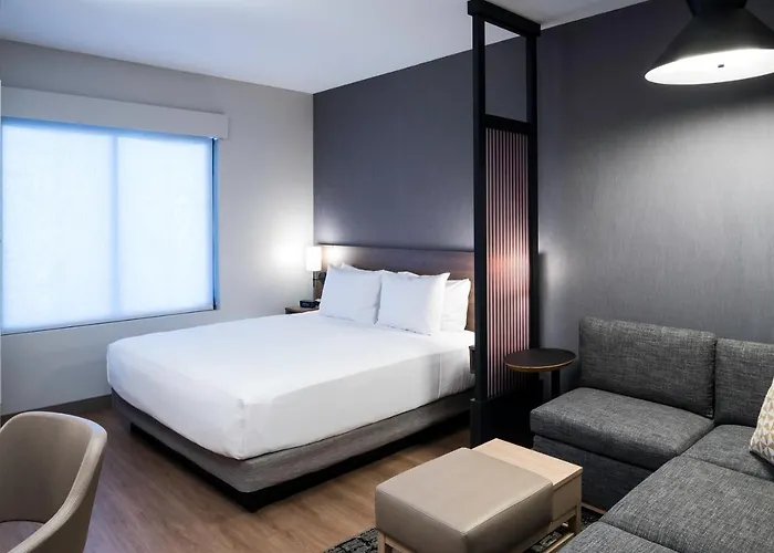 Hyatt Place Phoenix 4*
